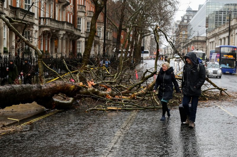 Severni Evropi grozi nevihtna fronta, ki naj bi močno ohromila prometne zveze (foto: profimedia)