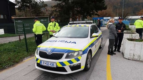 Na policiji potrdili pridržanje petih mejnih policistov