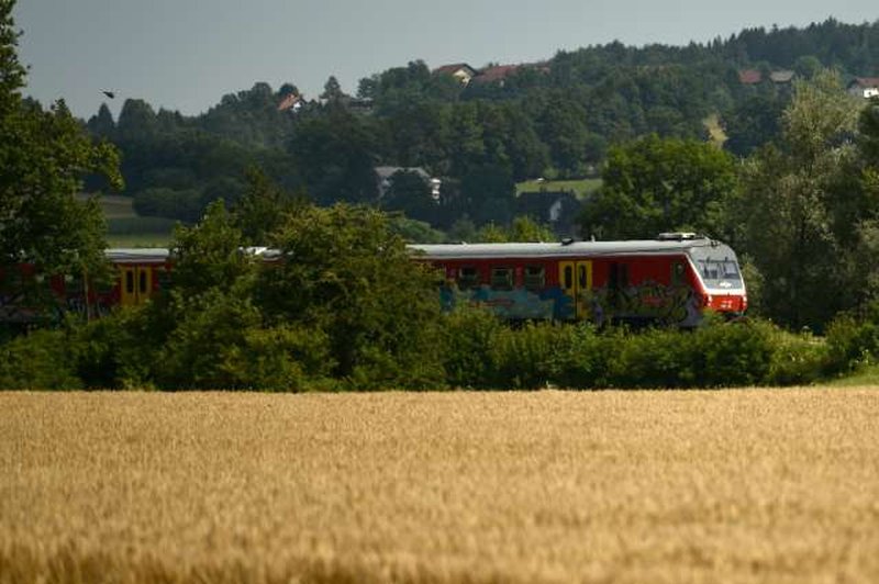 Na informativne dneve se bodo mladi lahko zapeljali tudi z vlakom (foto: Tamino Petelinšek/STA)