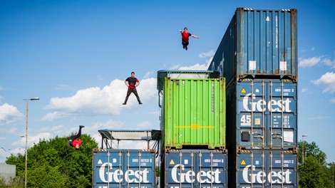 Dunking Devils postavili nor trampolinski park med tovornimi zabojniki