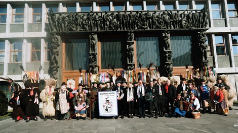 Foto: Kurenti pred začetkom kurentovanja obiskali državni zbor