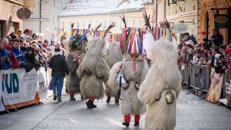 Pust je v sodobnem času tako priložnost za zabavo kot družbeno kritiko