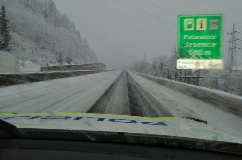 Sneg na višje ležečih predelih se oprijema cestišča (foto: PU Kranj)