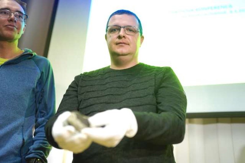 Gregor Kos iz Prečne pri Novem mestu našel prvi kos meteorita (foto: STA/Nik Jevšnik)