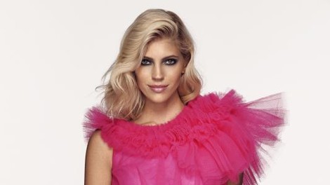 Revija Elle praznuje 15 let! Rojstnodnevno naslovnico krasi Devon Windsor