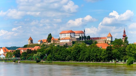 V Mariboru se je ustavil mestni potniški promet, na Ptuju zapirajo lokale