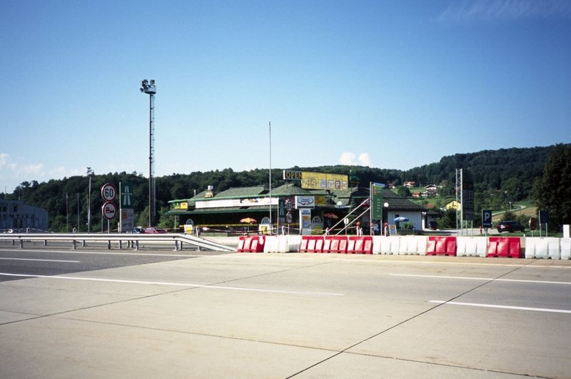 Avstrija in Hrvaška zapirata nekatere mejne prehode s Slovenijo (foto: profimedia)