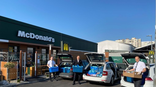 McDonald's doniral več kot 2 toni živil dobrodelnim organizacijam in domovom za starostnike po vsej Sloveniji