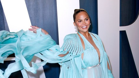 Manekenka Chrissy Teigen obžaluje povečanje prsi, po koncu karantene na operacijo