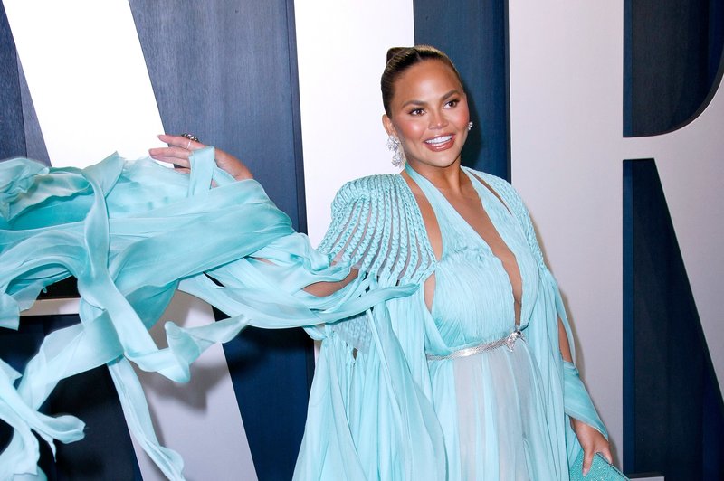 Manekenka Chrissy Teigen obžaluje povečanje prsi, po koncu karantene na operacijo (foto: Profimedia)