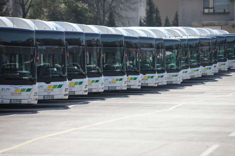 Vozniki ljubljanskih avtobusov razvozijo 515 brezplačnih kosil na dan (foto: Anže Malovrh/STA)