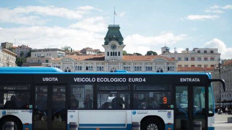 Globa za Tržačanko, ki ni zdržala doma in se je štiri ure vozila z avtobusom