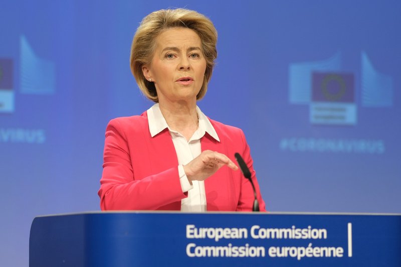 Ursula von der Leyen priporoča, da se z rezervacijami počitnic počaka (foto: profimedia)