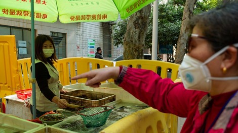 V Wuhanu ponovno prešteli žrtve koronavirusa in število zvišali za polovico