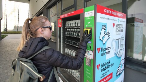 Poljakom zaščitne maske in rokavice na voljo tudi v avtomatih