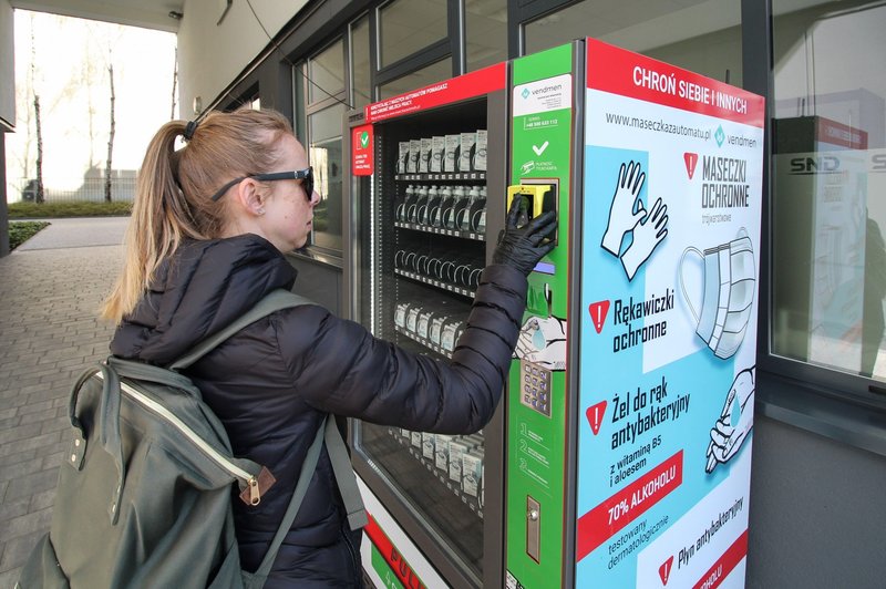 Poljakom zaščitne maske in rokavice na voljo tudi v avtomatih (foto: Profimedia)