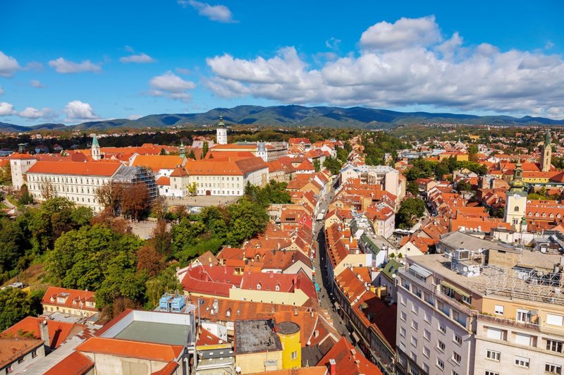 V Zagrebu moški skozi strop padel v stanovanje (foto: Profimedia)