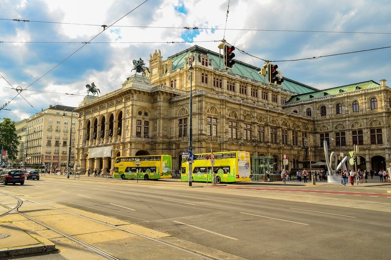 V Avstriji se bodo odprle večje trgovine, šole, gostilne in cerkve (foto: Profimedia)