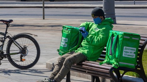 V Rusiji šesti dan zapored več kot 10.000 okuženih, Italijane skrbijo polni parki