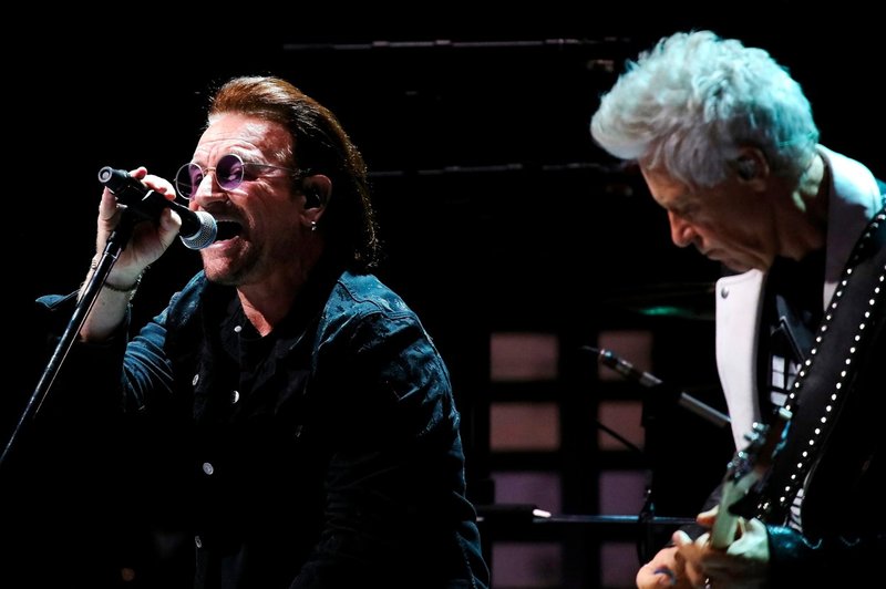 Pevec skupine U2 Bono Vox bo danes upihnil 60 svečk na torti (foto: profimedia)