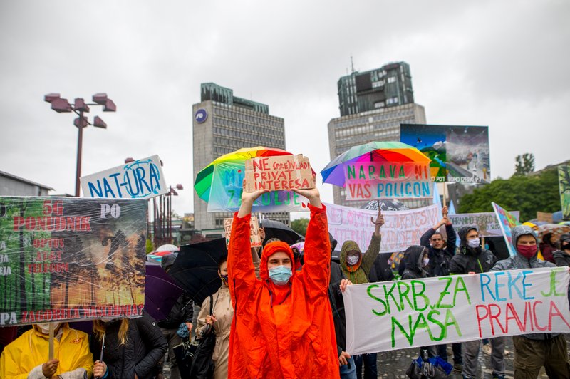 PROTEST: Narava ne pripada politikom! Slovenci NARAVE NE DAMO! (foto: Katja Jemec)