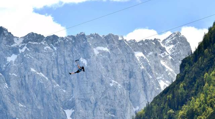 V Črni na Koroškem napeljujejo najdaljši adrenalinski spust v Sloveniji (foto: Tamino Petelinšek/STA)