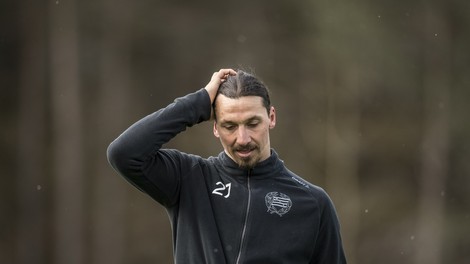 Pozlačen kip švedskega nogometaša Zlatana Ibrahimovića nenehna tarča vandalov