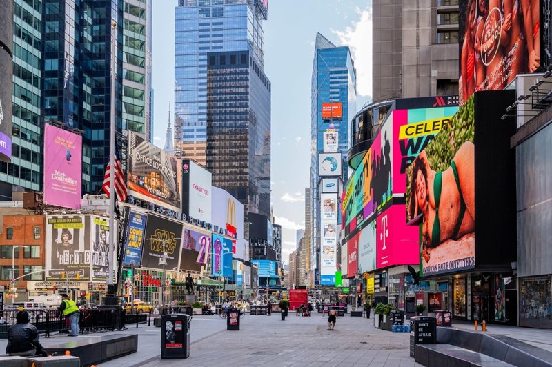 Naslovnica časnika New York Times s tisoč imeni umrlih zaradi koronavirusa (foto: profimedia)