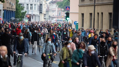 V Ljubljani je množica kolesarjev spet zasedla ulice in zahtevala odstop vlade