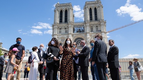 Trg pred pariško katedralo Notre-Dame dobro leto po požaru znova odprt