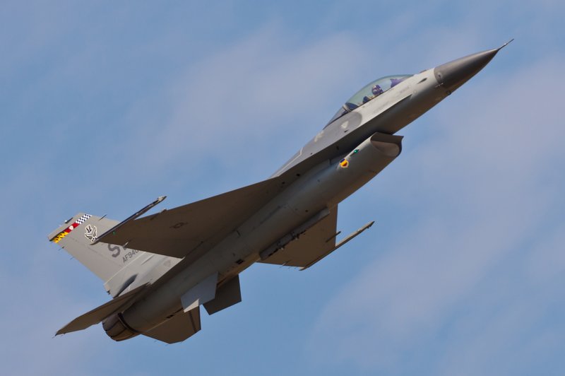 Spektakel! V ponedeljek čez Slovenijo prelet ameriških lovcev F-16 in slovenskih PC-9 (foto: Shutterstock)