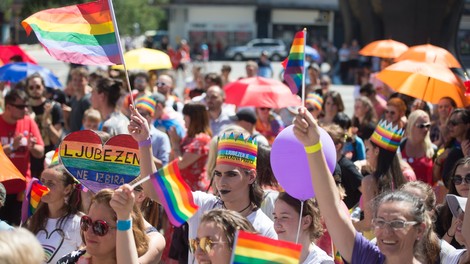 Kako mavrična je Slovenija v resnici? (LGBTQ+ reprezentacija v slovenskih medijih)