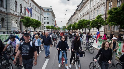 Protestniki v Ljubljani pošiljali papirnate aviončke proti parlamentu