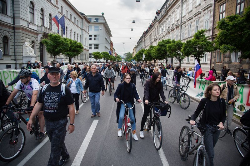 Protestniki v Ljubljani pošiljali papirnate aviončke proti parlamentu (foto: profimedia)