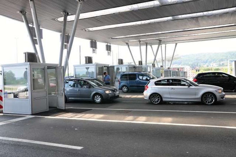 Slovenci, Avstrijci in Madžari lahko poslej prečkajo mejo izven kontrolnih točk (foto: STA/Rasto Božič)