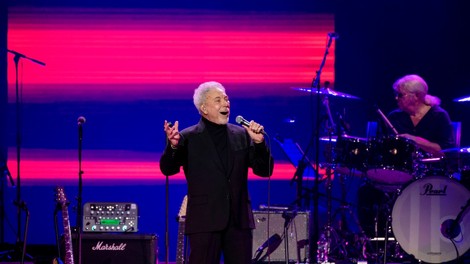 Sir Tom Jones praznuje 80. rojstni dan, za njim je več kot pol stoletja uspešne kariere