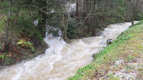 Zaradi padavin možna razlivanja rek in hudourniških vodotokov