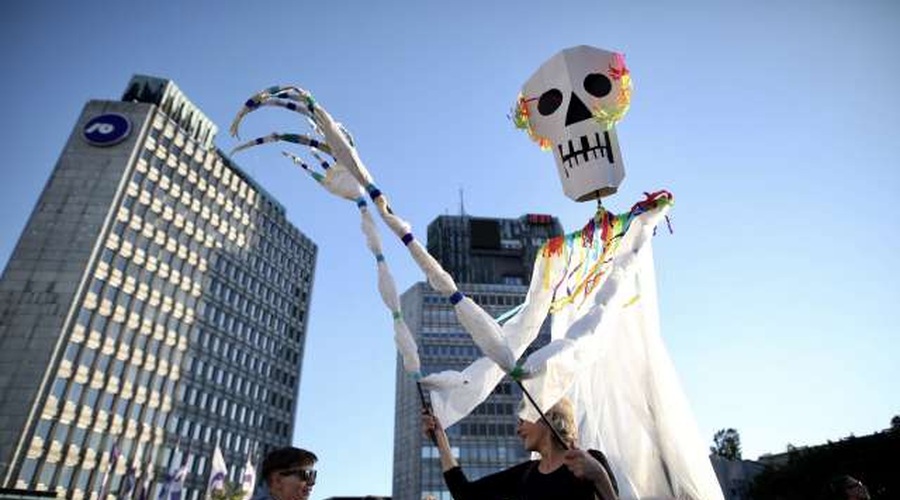 Protesti po Sloveniji ne pojenjajo, v Ljubljani tokrat sestopili s koles (foto: STA/Anže Malovrh)