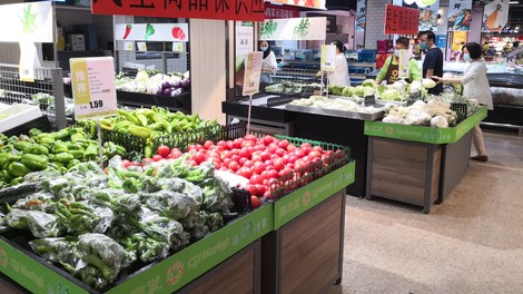 V strahu pred drugim valom epidemije v Pekingu zaprli deset sosesk