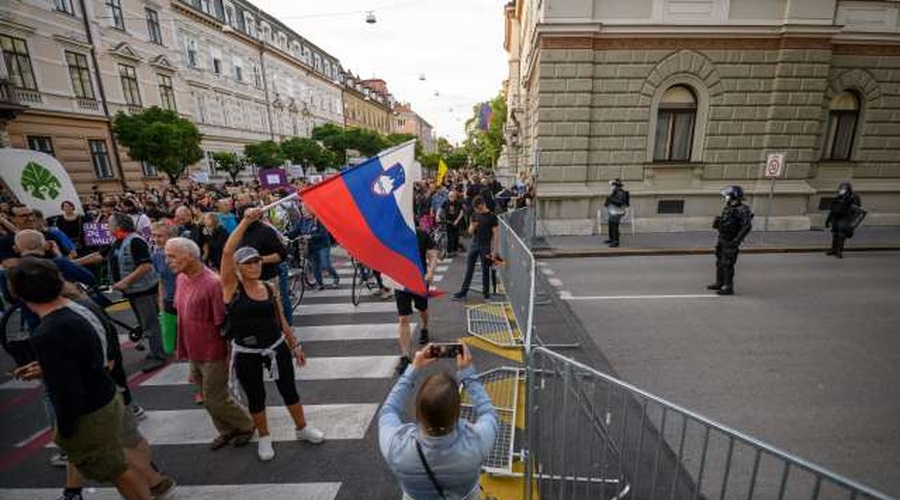 Policisti popisali 30 protestnikov, 'bralcem ustave' pa izdali plačilni nalog (foto: Nebojša Tejić/STA)