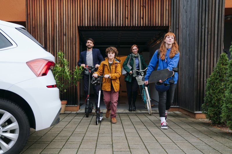 Ostanite varni tudi na električnem kolesu in skiroju (foto: Promocijski material)