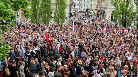 Protestniki so se tokrat zbrali na Prešernovem trgu, čeprav Trg republike ni bil ograjen