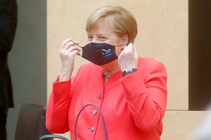 Nemška kanclerka Angela Merkel prvič v javnosti z masko (foto: Profimedia)