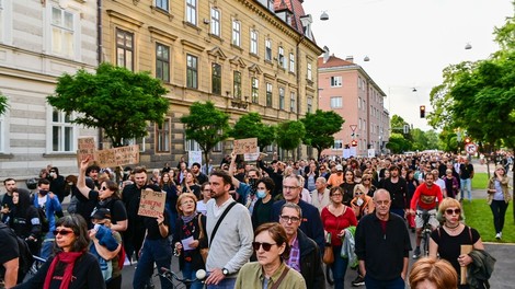 V Ljubljani so na protestu stališča razgrnili tako nasprotniki kot podporniki vlade