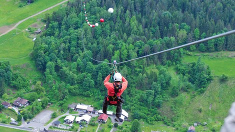 V Črni na Koroškem odprli najdaljšo jeklenico za spuste v Sloveniji! Minuta spusta in 120 km na uro