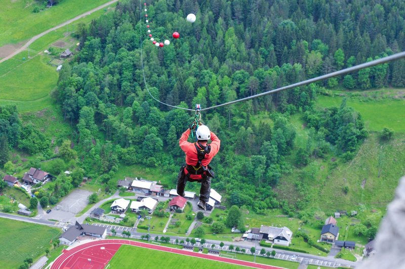 V Črni na Koroškem odprli najdaljšo jeklenico za spuste v Sloveniji! Minuta spusta in 120 km na uro (foto: Občina Črna na Koroškem)