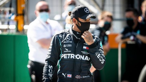 Lewis Hamilton pokleknil pred uvodno dirko svetovnega prvenstva