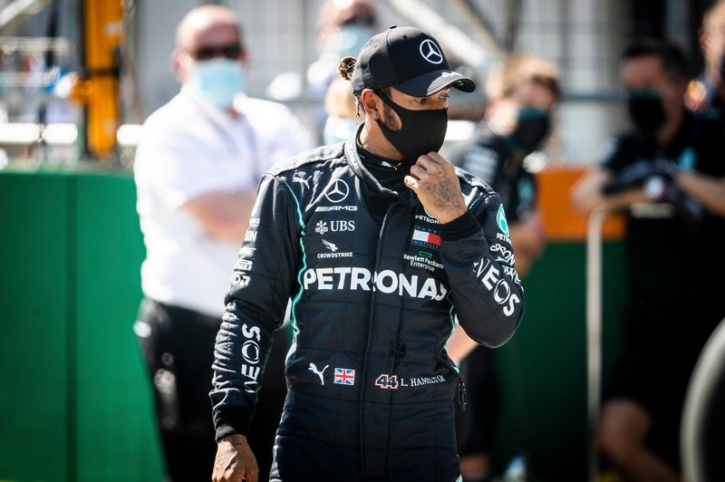 Lewis Hamilton pokleknil pred uvodno dirko svetovnega prvenstva (foto: Profimedia)