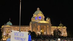 Beograd zajeli protesti z izgredi in spopadi s policisti (foto)