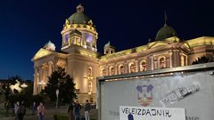 Beograd zajeli protesti z izgredi in spopadi s policisti (foto)